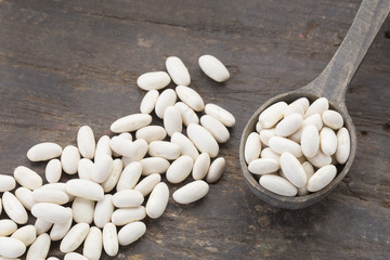 Raw organic white beans - Phaseolus vulgaris