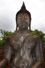 OLD SUKHOTHAI BOUDDHA ASSIS ET HOTEL A OFFRANDES WAT SRI CHUM THAÏLANDE 