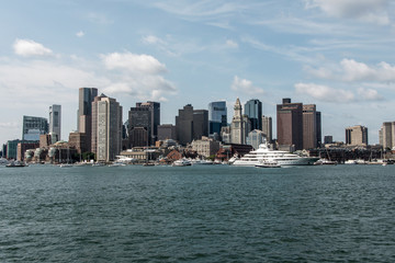Fototapeta premium Jacht i łodzie żaglowe na Charles River przed Boston Skyline w Massachusetts w USA w słoneczny letni dzień