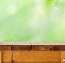 table en bois avec fond flou nature 