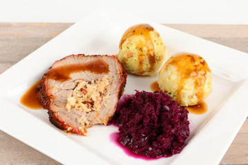 Braten mit Knödel und Rotkohl