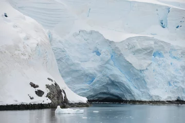 Wandcirkels aluminium Iceberg Antarctica in the water © vormenmedia