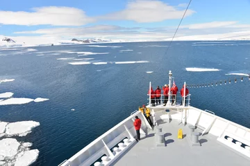 Fotobehang Antarctica cruiseschip © vormenmedia