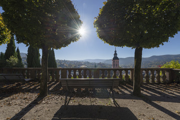 Leere Sitzbank, Platanen und Ausblick von den oberen Schlossstaffeln auf die Altstadt von...