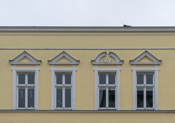 Fenster in einer gelben Fassade 