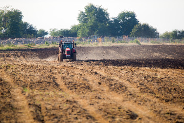 Obraz premium fertilizer cow fertilization with tractor and siding