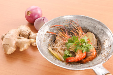 Shrimp potted with vermiceli, Kung ob woon sen on wood background © Behindthemirror