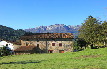casa rural en las faldas del monte aizkorri país vasco euskadi U84A3251-f17 © txakel