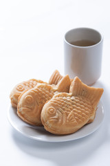 皿の上のタイヤキとお茶
