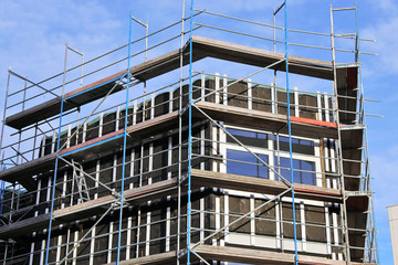 Neue Fassadenverkleidung an einem Gebäude