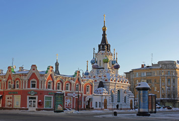 Fototapeta na wymiar Church and old merchant houses. Saratov is the central square. Historical buildings of different styles.