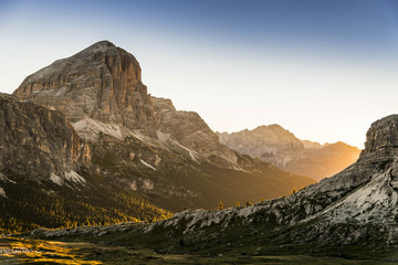 Obraz premium summer dawn in the Ampezzo Dolomites overlooking the Tofana, Italy