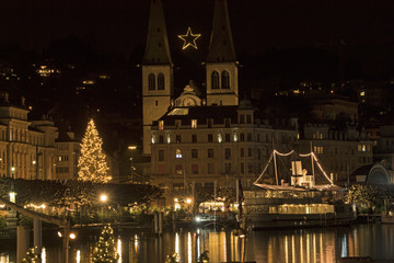 Kirche St. Leodegar in Weihnachtsbeleuchtung, Luzern, Schweiz