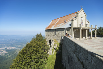 Aussicht vom Gipfel des Monte Gelbison mit einre Kapelle des Wallfahrtsorts im Cilento