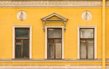 Obraz premium Three windows in a row on the facade of the urban historic building front view, Saint Petersburg, Russia 