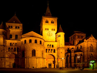 Fototapeta na wymiar Trierer Dom bei Nacht