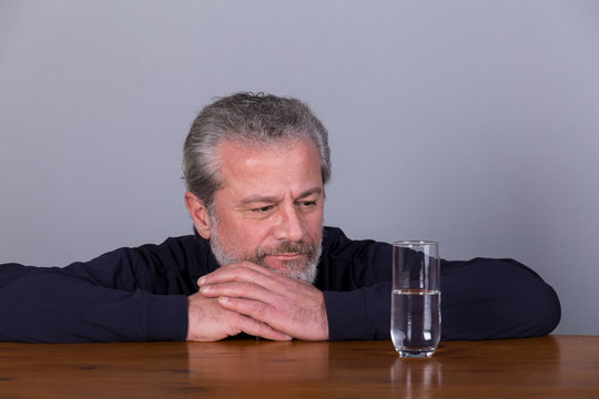 Glas halb voll, halb leer, Symbolbild mit verschiedenen Ausdr&uuml;cken