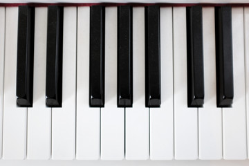 Touches d'un piano neuf