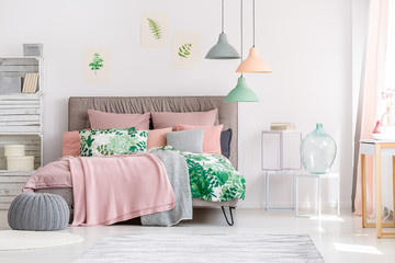White and pink bedroom - obrazy, fototapety, plakaty