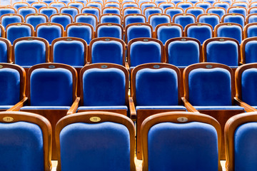 Obraz premium Blue brown wooden chairs in the auditorium. Without people.