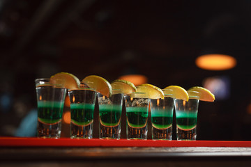 Many identical alcoholic cocktails with lime