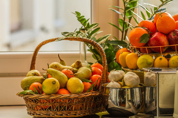 Cesto di frutta e teste d'aglio in una dispensa italiana