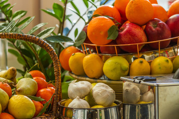 Cesto di agrumi e teste d'aglio
