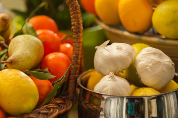 Teste d'aglio e frutta vitaminica