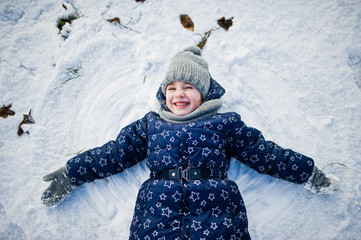 Fototapeta na wymiar Cute little girl having fun outdoors on winter day.