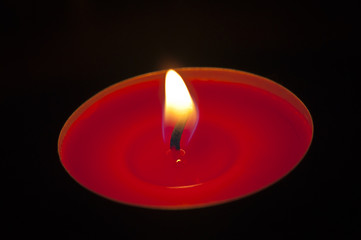 ein rotes Teelicht