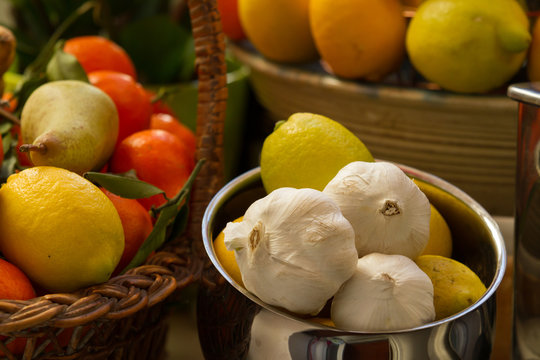 Teste d'aglio e frutta di stagione