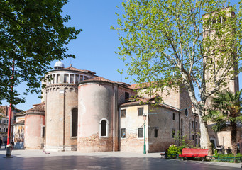 Obraz premium Campo i kościół San Giacomo dell Orio na wiosnę, Santa Croce, Wenecja, Włochy