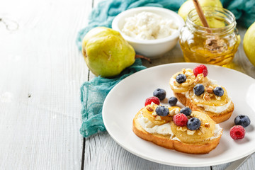 Toasts with pear, cream cheese, nuts and honey.