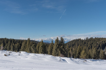 montagne d'inverno con neve
