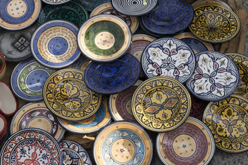 Fototapeta na wymiar Cerámica artesana. Platos de cerámica apilados para su selección y venta. 