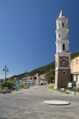 Weißer Kirchturm gegen einen blauen Himmel am Hafen von Scario an der Küste des Mittelmeeres im...