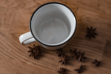 Emaile Tasse mit Deko