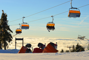 Skilift und Schneekanonen im tschechischen Gebirge