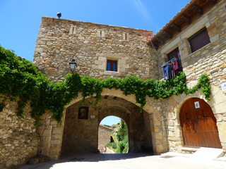 Fototapeta na wymiar Castillo de Puertomingalvo. Pueblo con encanto de Teruel en Aragón, España