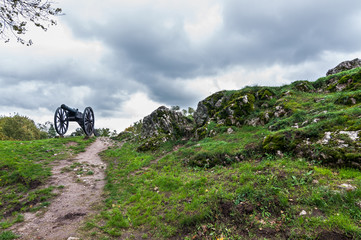 Drewniana armata, skały pokryte mchem, Chęciny © olekgraf