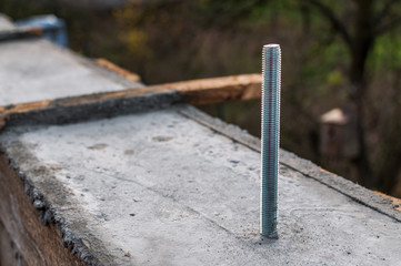 Metalowa śruba gwintowana, budowa domu