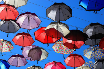 Himmel voller Regenschirme, aufgespannte Schirme
