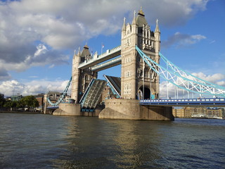 Fototapeta na wymiar Tower Bridge geöffnet