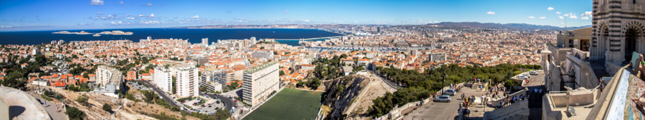 Fototapeta na wymiar Vue panoramique sur Marseille et le Vieux Port depuis Notre-Dame de la Garde
