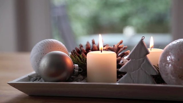 Adventsdekoration, Gesteck auf Tisch in vorweihnachtlicher Stimmung, Full HD Video 1080, Schwenk von links nach rechts 