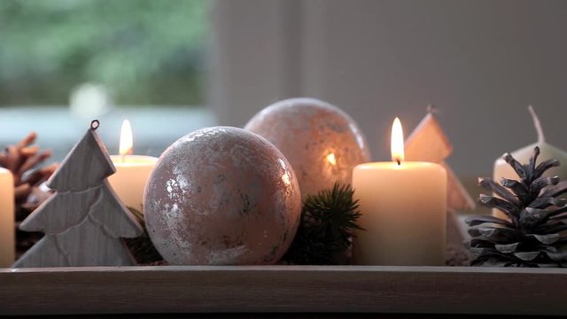 Adventsdekoration, Gesteck auf Tisch in vorweihnachtlicher Stimmung, Full HD Video 1080