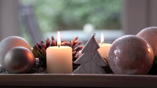 Adventsdekoration, Gesteck auf Tisch in vorweihnachtlicher Stimmung, Full HD Video 1080, langsamer Schwenk von links nach rechts