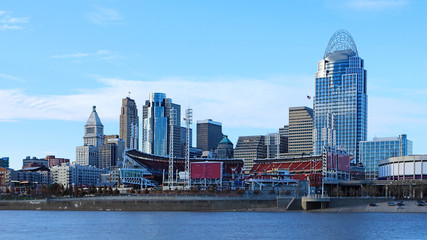 Fototapeta premium Cincinnati, Ohio skyline in the early morning