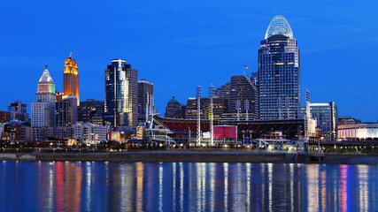Fototapeta premium Cincinnati, Ohio, panoramę w nocy z odbiciami