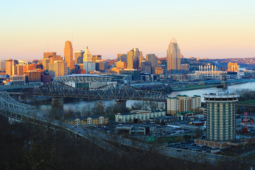 Fototapeta na wymiar View of the Cincinnati skyline at dusk